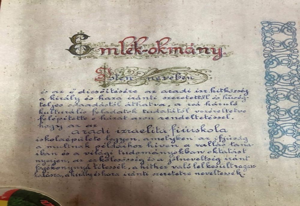 O capsulă a timpului, cu un document vechi de peste un secol, găsită încastrată în peretele unei şcoli