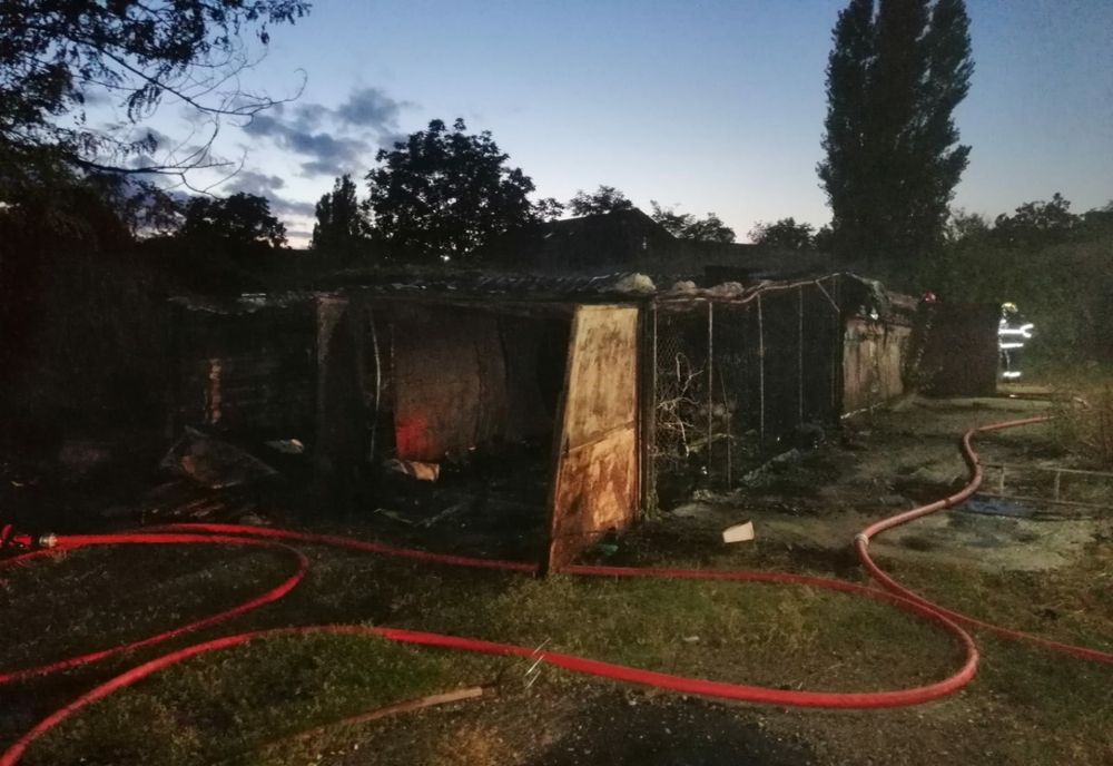 Trei garaje au ars din temeli și o femeie a ajuns la spital