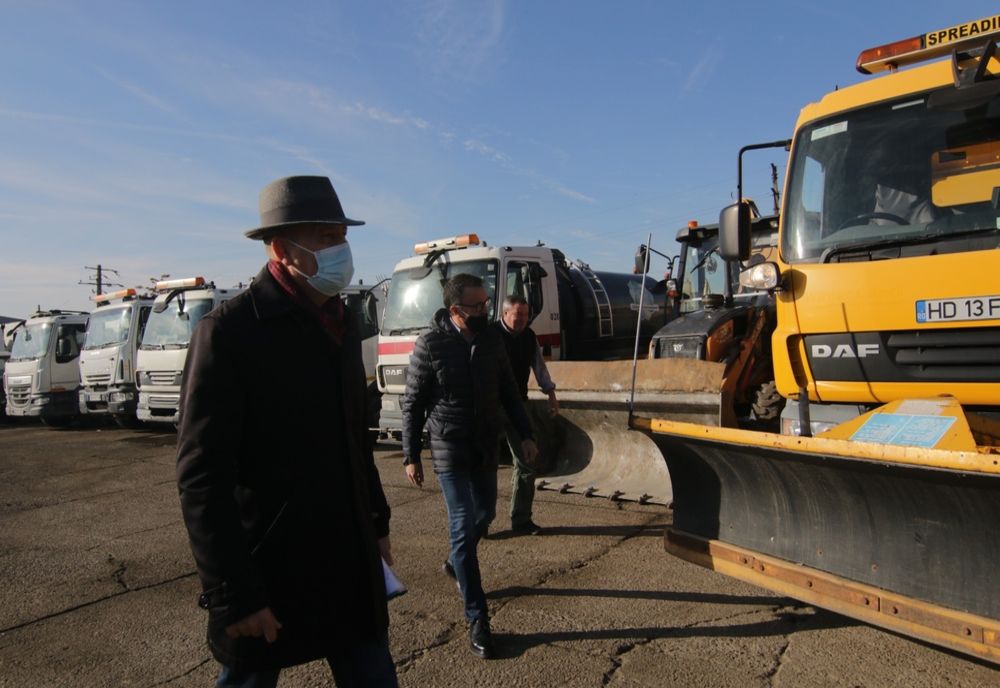Zeci de utilaje şi peste o mie de tone de antiderapant, pregătite pentru deszăpezirea pe străzile municipiului Arad