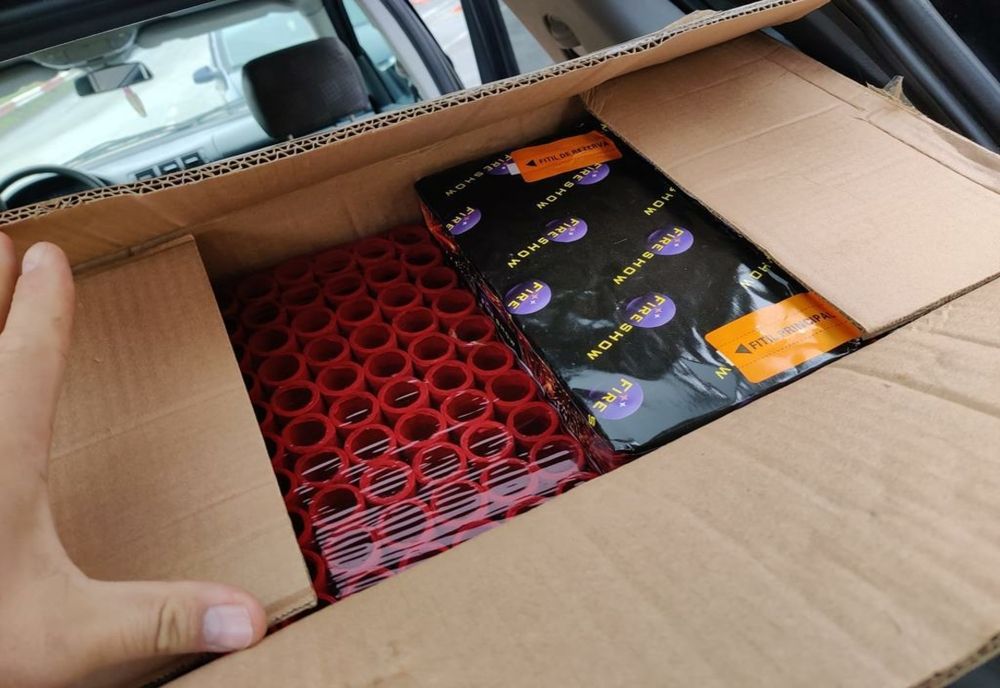 Peste 130 de kilograme de baterii și artificii, confiscate de polițiștii arădeni