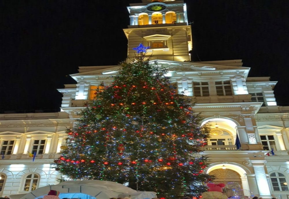 Beculețe pomului de Crăciun din fața Primăriei au fost aprinse