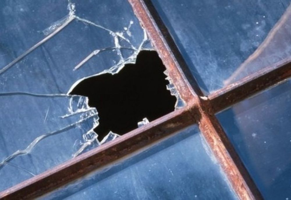 Cercetat pentru distrugere după ce a spart două geamuri