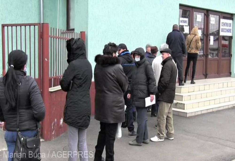 Arad: Cozi la ridicarea voucherelor de vaccinare în prima zi în care se distribuie