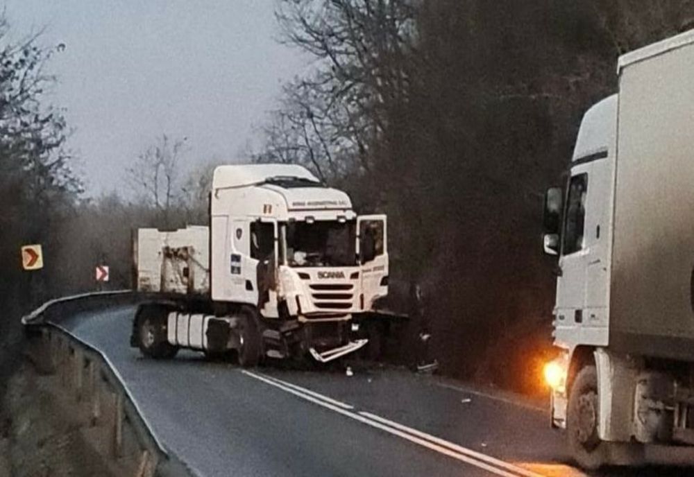 DN 7 blocat, în zona Bătuța, după ce un TIR a derapat