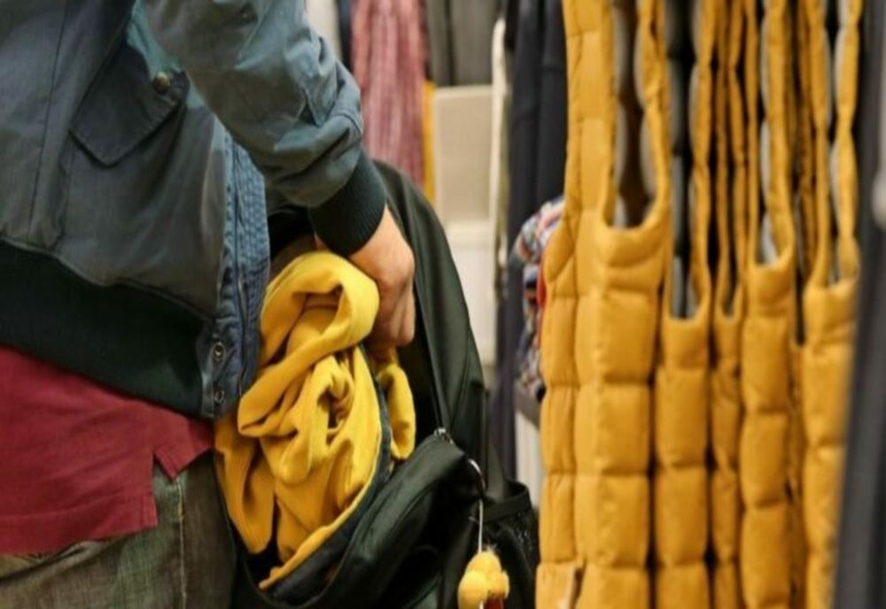 S-a îmbătat și a furat haine dintr-un mall. După care s-a luat la bătaie cu paznicii