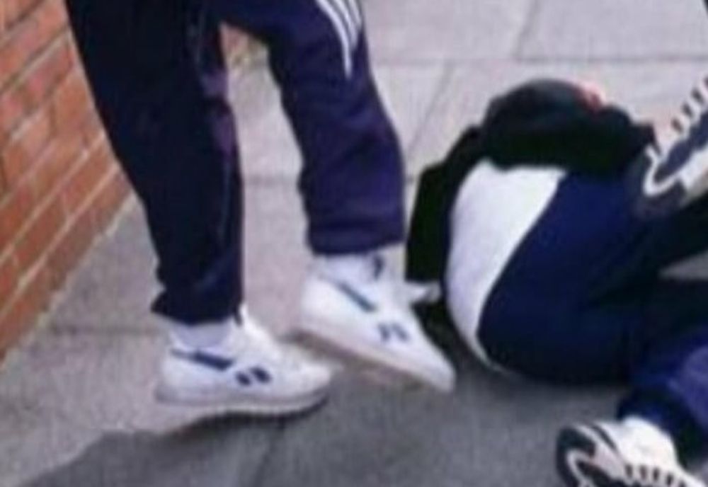 Un tânăr a fost lovit cu picioarele în cap pentru o presupusă bârfă