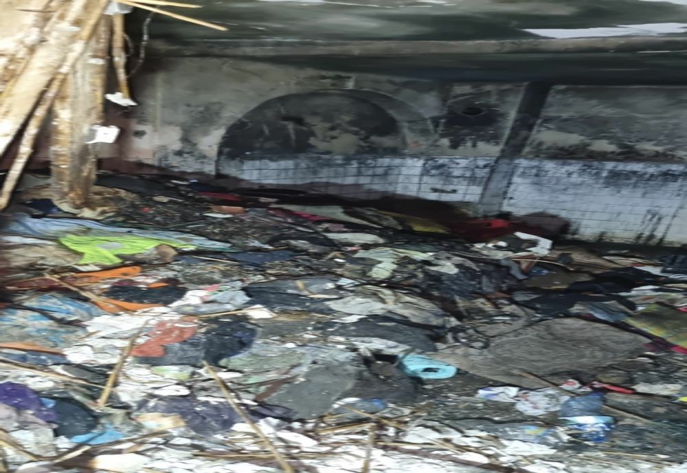 Casă cuprinsă de un incendiu declanșat de o țigară