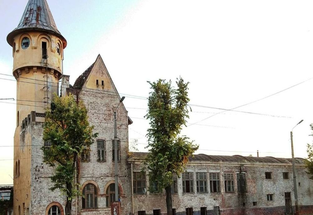 Clădirea în care a funcţionat prima fabrică de automobile din România va fi reabilitată