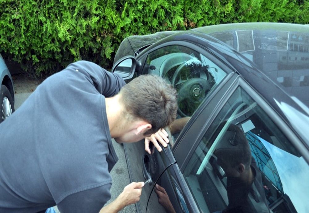 Prinși în flagrant în timp ce furau dintr-o mașină diverse bunuri