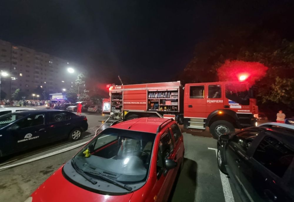 A luat foc un bloc din Arad:  oameni evacuați, intoxicați cu fum și duși la spital