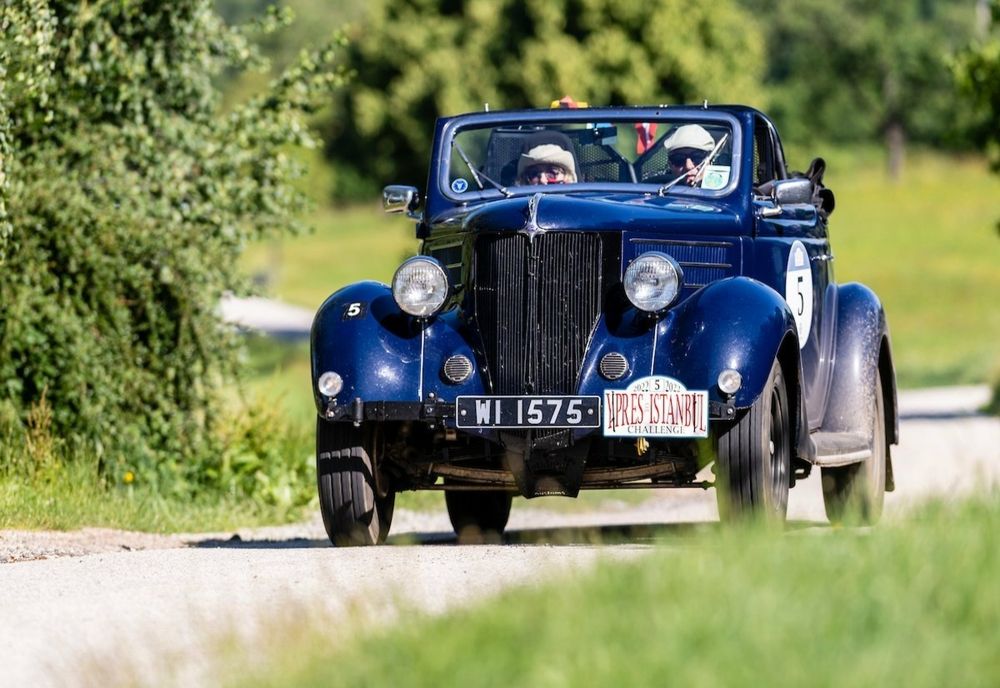 Bijuterii pe patru roți, la Arad. Automobile de epocă au străbătut orașul, în cadrul raliului Ypres Istanbul. Foto