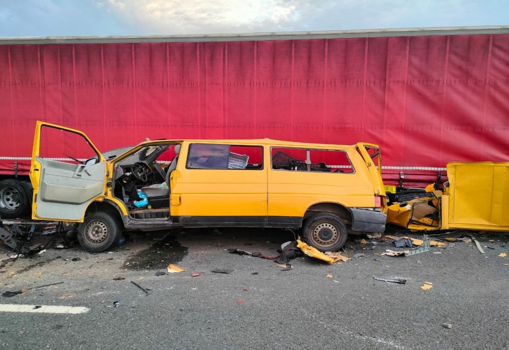Accident pe Autostrada Vestului, aproape de frontieră,  între un TIR și un microbuz