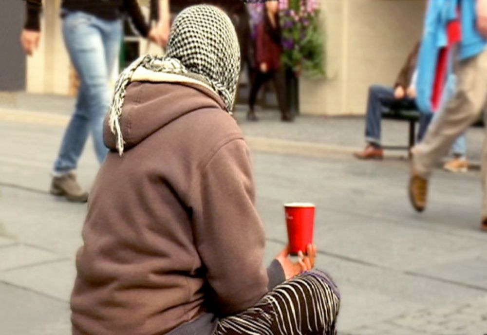 Numărul cerşetorilor din Arad s-a dublat în doi ani, chiar dacă autorităţile le confiscă banii