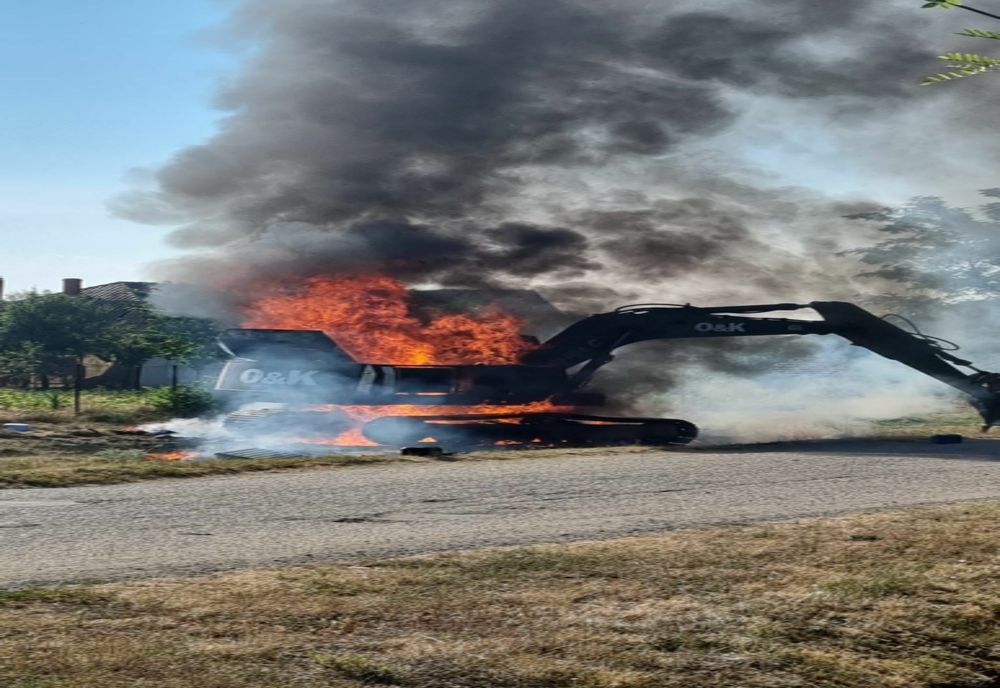 Utilaj agricol în flăcări, pe un drum din județul Arad