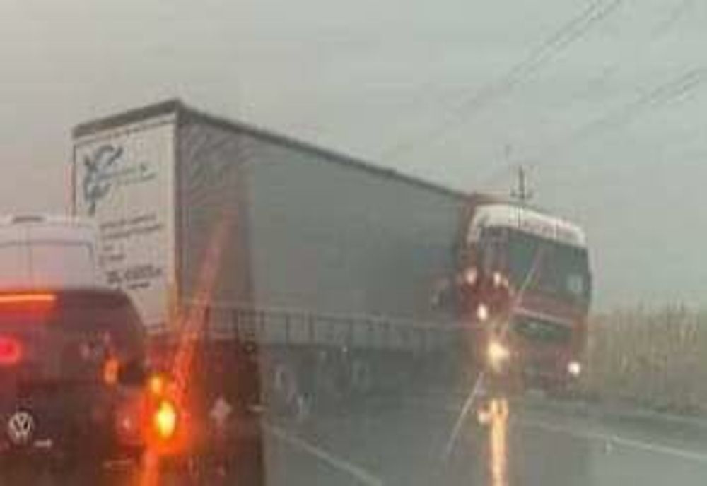 Șosea blocată de un TIR care a derapat 