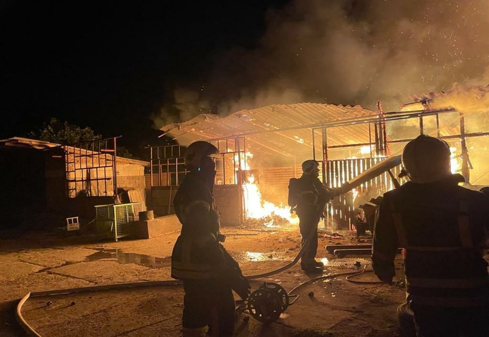 Flăcările au cuprins o casă din Pecica. Cel mai probabil, cauza a fost un scurtcircuit