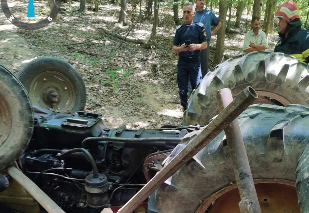 Bărbat strivit sub tractorul care s-a răsturnat peste el