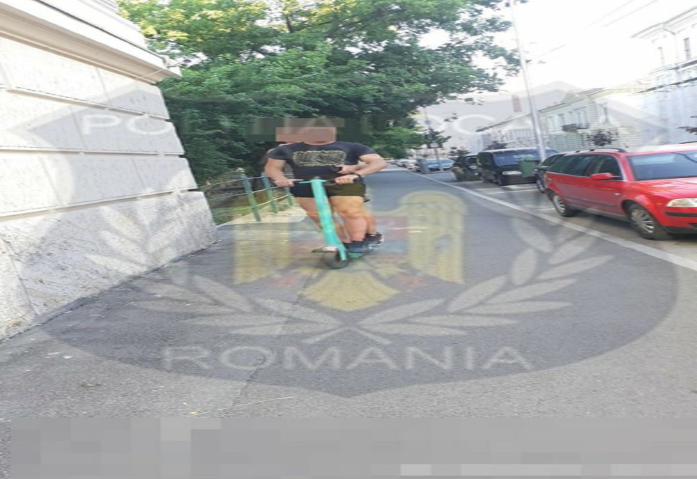 Doi pe o trotinetă. Tineri teribiliști, surprinși de polițiști