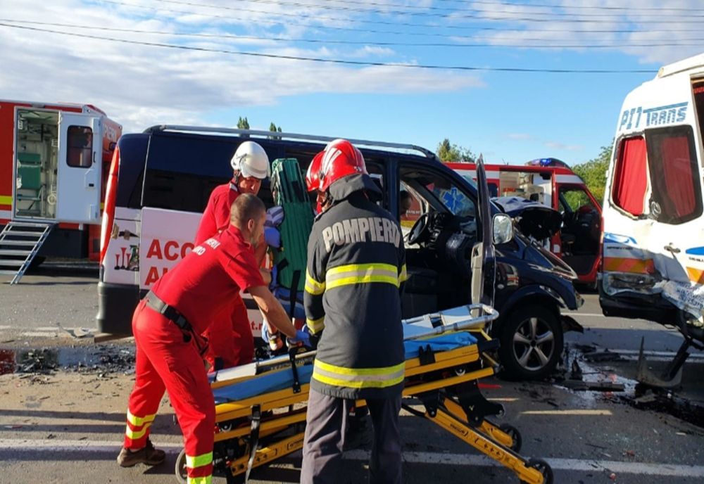 Accident cu 9 victime, la Arad! Impact puternic între un microbuz de transport persoane şi trei autoturisme 