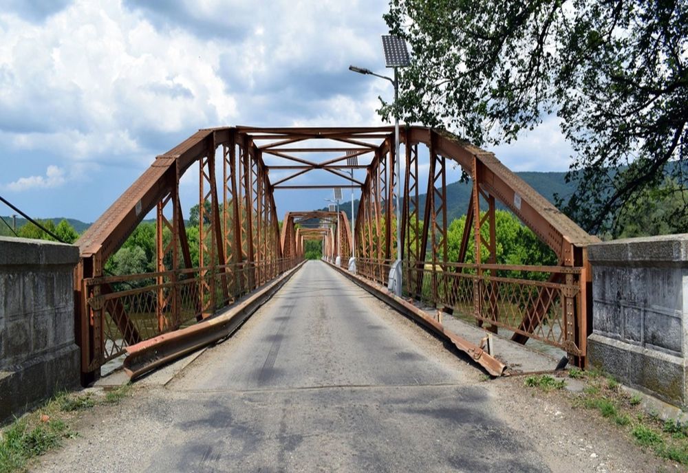 Degradări la podul peste Mureş de la Săvârşin, descoperite după scăderea nivelului apei