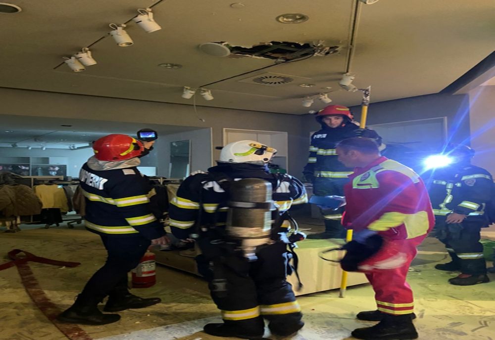 Incendiu la un mall din Arad. A luat foc tavanul