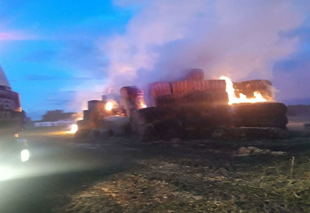 Sute de baloți de paie, în flăcări. Intervenție dificilă