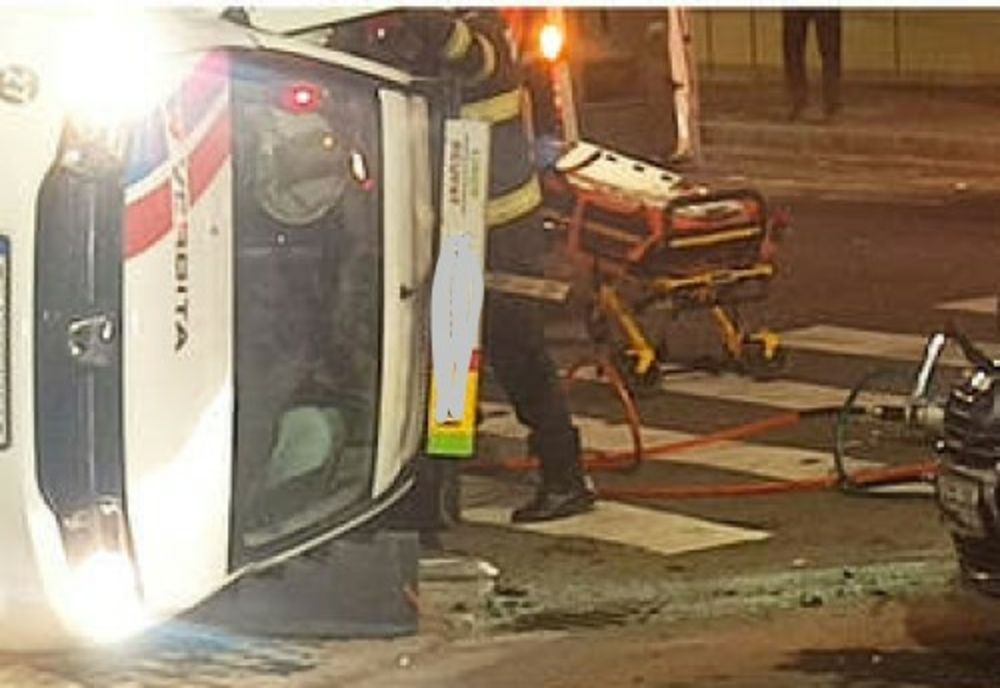 Taximetru răsturnat în Arad, după o tamponare pe un bulevard. A fost nevoie de intervența pompierilor