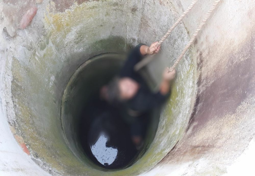 Salvată de pompieri dintr-o fântână. Pățania unei femei din județul Arad