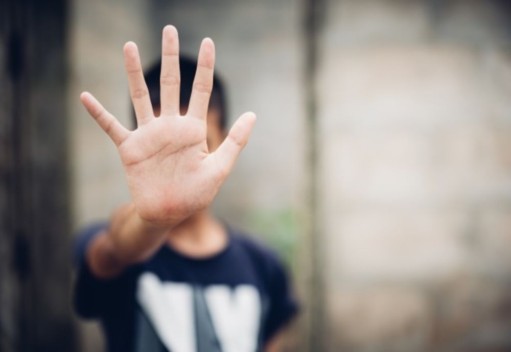 Copii bătuți, legați și înfometați: acuzații grave la Șiria, în județul Arad