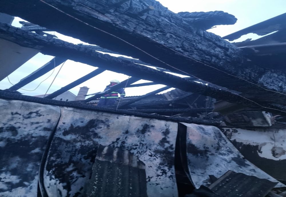 Incendiu în județul Arad, pornit de la o ladă frigorifică 