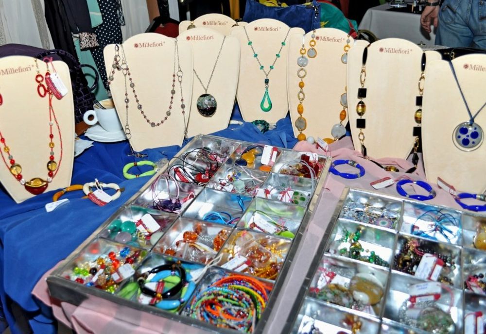 Sticla de Murano, transformată manual, după vechi tehnici veneţiene, în decoraţiuni, la Arad