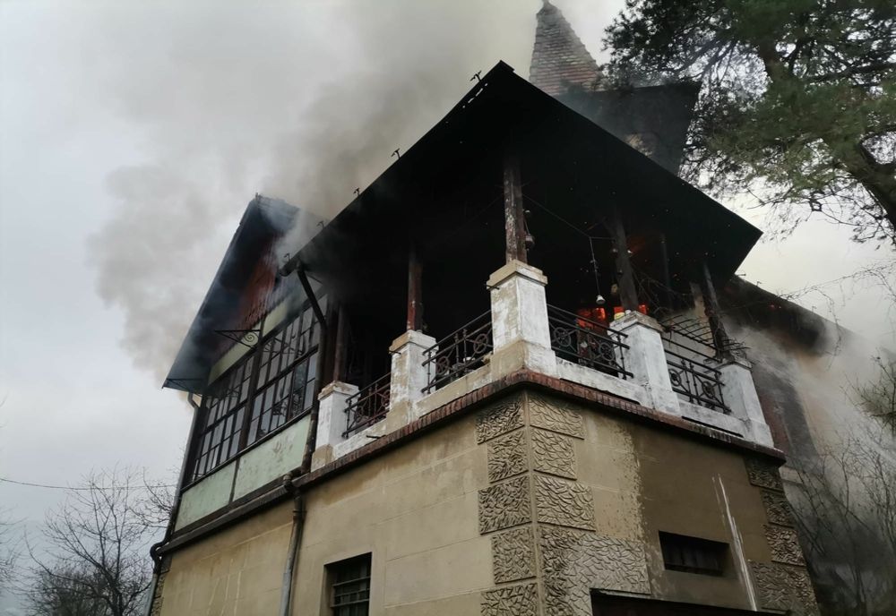 Crăciun negru pentru o familie din județul Arad: gospodăria le-a fost cuprinsă de flăcări