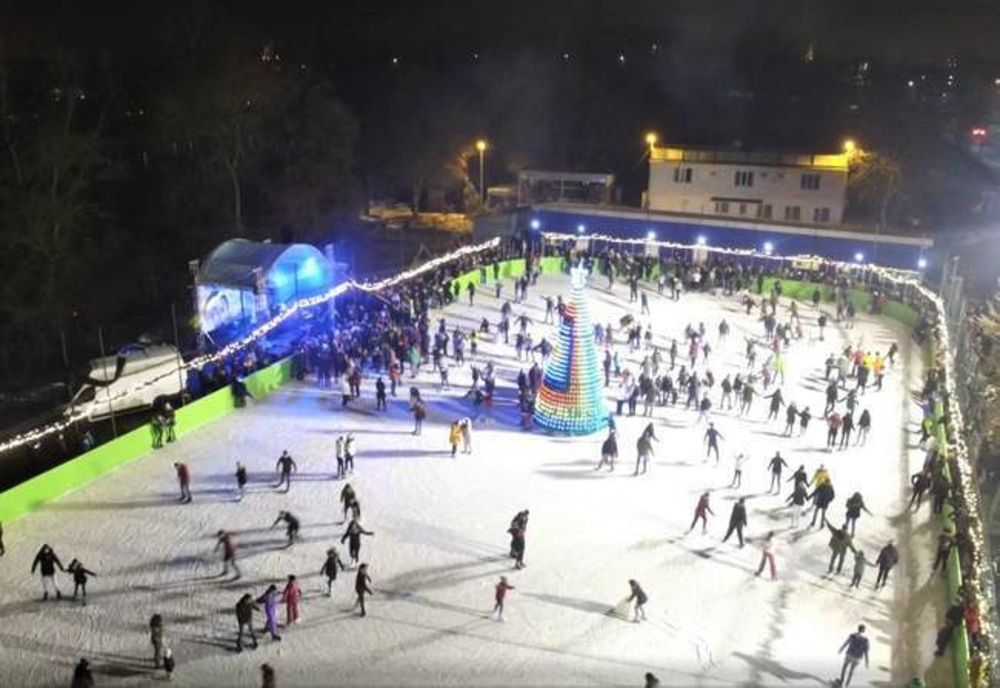 Sute de arădeni au venit la patinoar în primele două zile de la deschidere