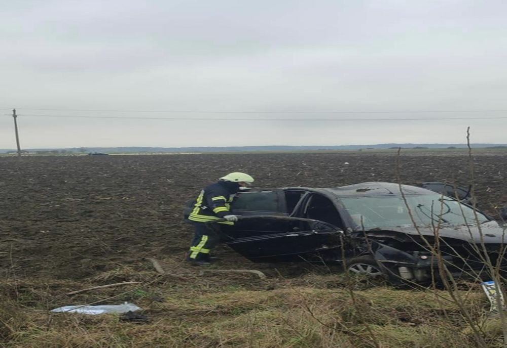 Autoturism răsturnat pe un câmp din județul Arad, o fată de 16 ani a fost rănită