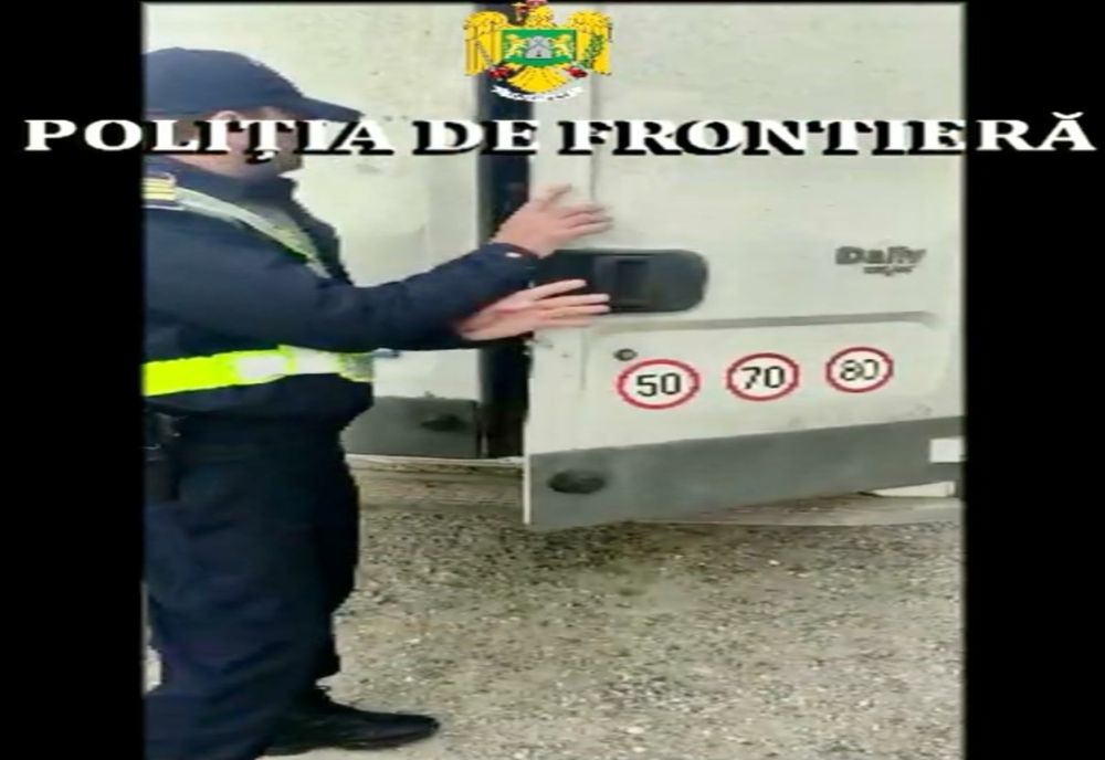 Spre vest, cu orice preț: migranți prinși în mașini sau pe jos, încercând să treacă frontiera