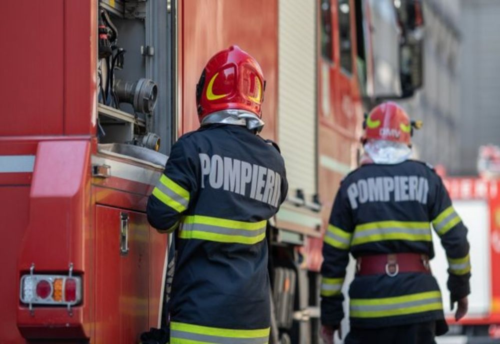 Panică într-un bloc din Arad, după un incendiu izbucnit la ghena de gunoi. Doi copii- intoxicați cu fum, locatari evacuați