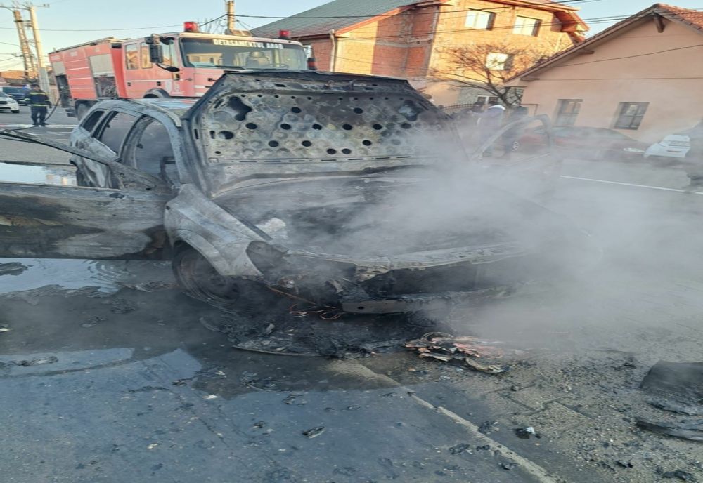 Autoturism în flăcări pe o stradă din Arad