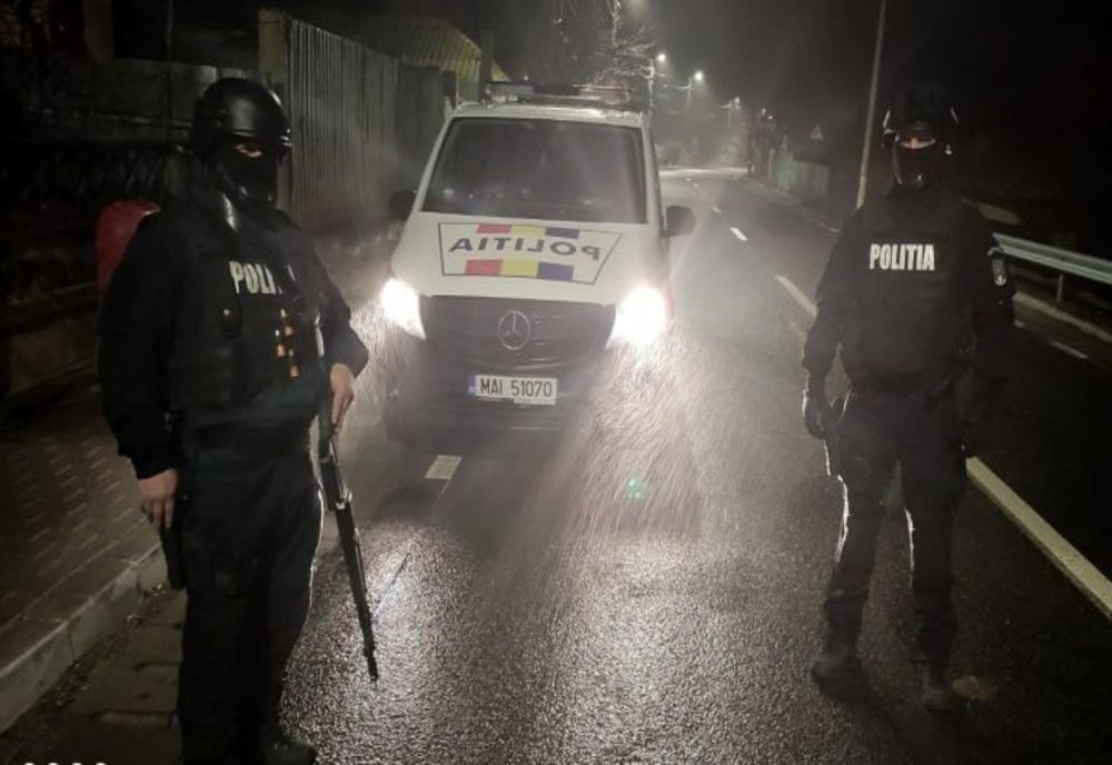 Zeci de percheziții în mai multe județe, inclusiv în Arad, la traficanți de migranți. 30 de persoane, duse la audieri