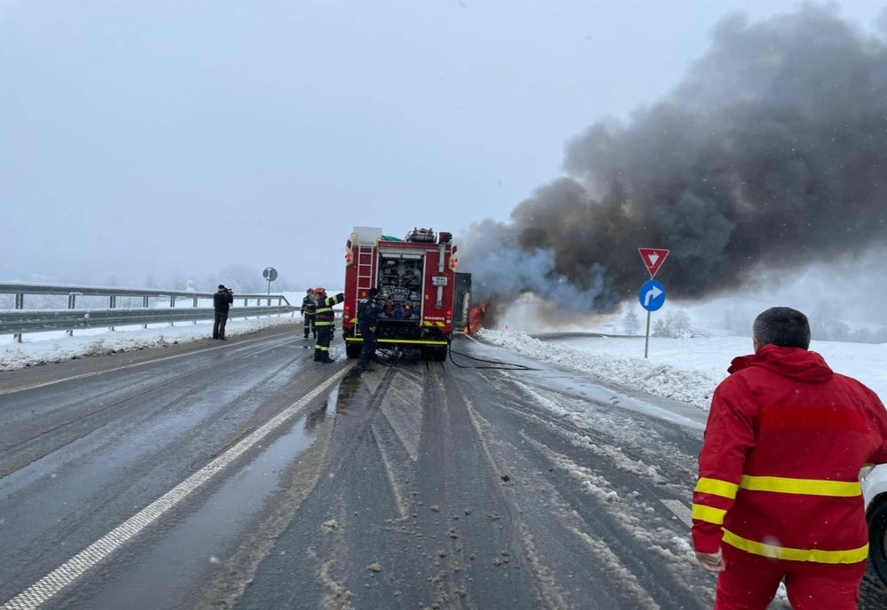 Un TIR încărcat cu mere a luat foc pe o șosea din județul Arad