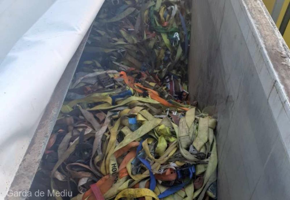 Arad: TIR încărcat cu 23 de tone de deşeuri aduse din Germania, întors de la graniţa României