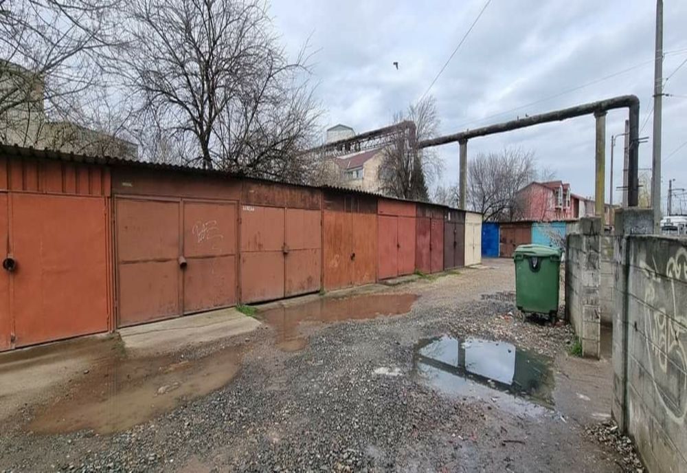 Noi locuri de parcare, pe locul vechiilor garaje, la Arad