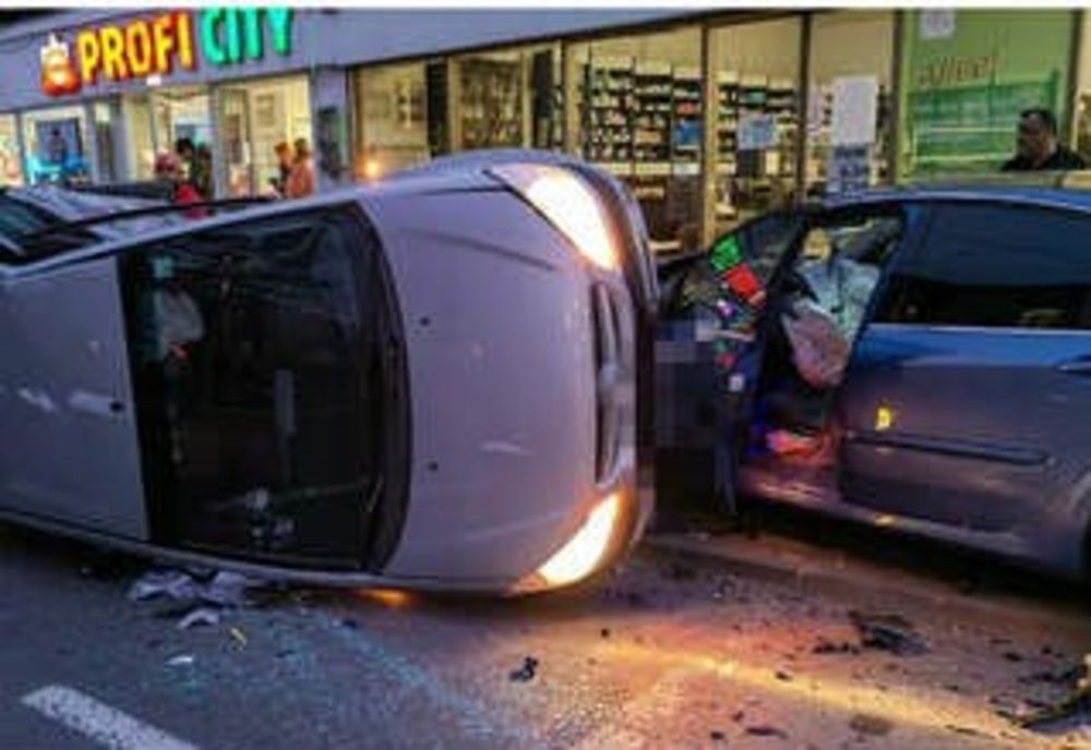 Masină răsturnată într-o intersecție din Arad. Două autoturisme s-au ciocnit din cauza neacordării de prioritate