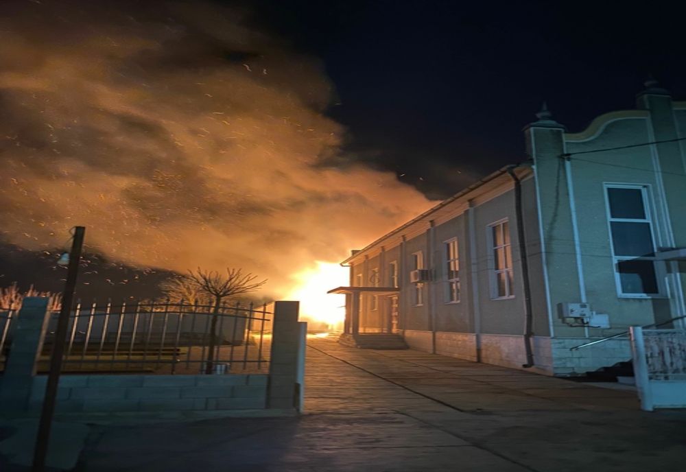 Pompierii au salvat o biserică din județul Arad, la un pas să fie mistuită de flăcări