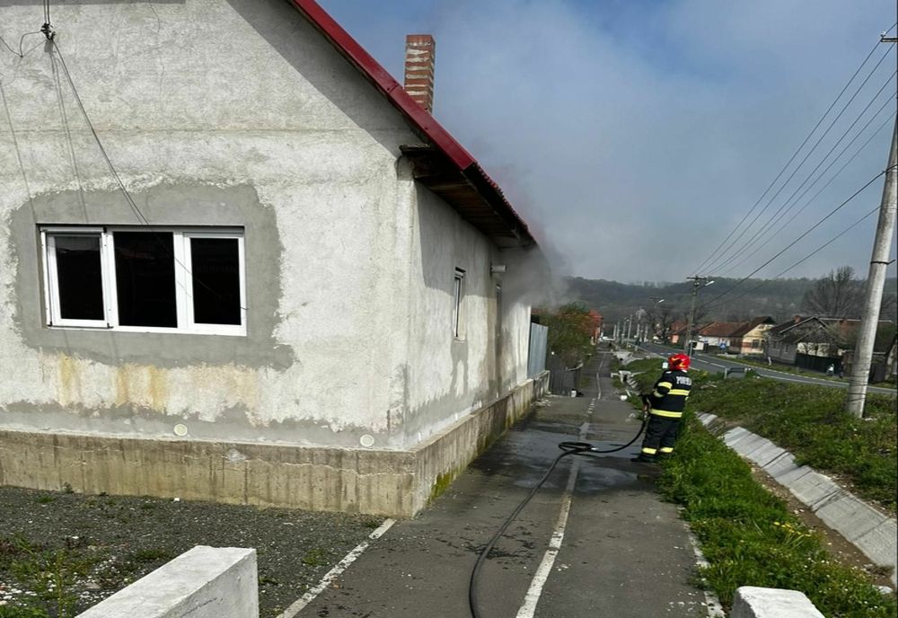 O femeie de 54 de ani a suferit arsuri grave în incendiul care i-a cuprins gospodăria