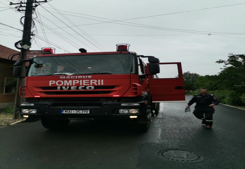 Tânăr intoxicat cu fum după un incendiu izbucnit în casă de la o ţigară nestinsă
