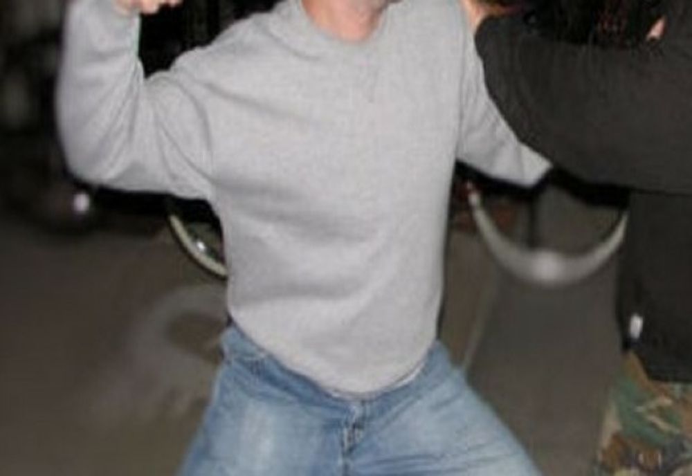 Bătăuși cu capsa pusă în județul Arad. Au sărit la bătaie și au ajuns în arest