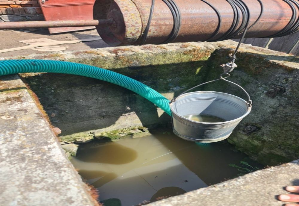 Fântânile dintr-o localitate arădeană, pline de mâl după ploile torențiale din ultima perioadă