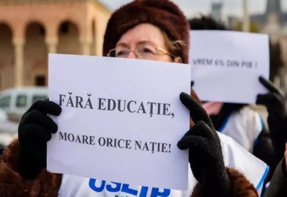Sute de profesori au protestat, la Arad. Strada din faţa Prefecturii a fost închisă traficului rutier