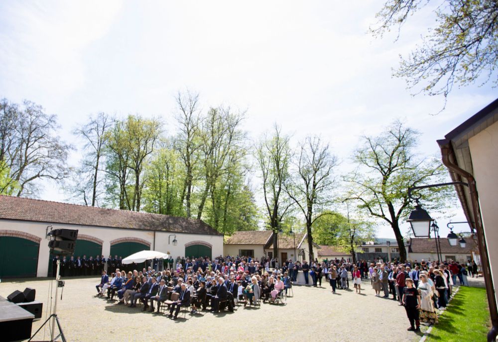 În Satul Regal Săvârșin va fi transmisă în direct Încoronarea de la Londra