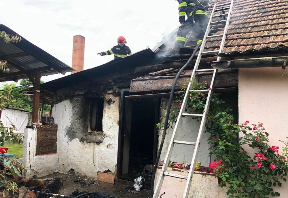 A luat foc o gospodărie din județul Arad. Flăcărie au pornit dintr-o încăpere a casei